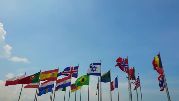 国际五彩缤纷的多面旗帜在户外的风中摇曳，抽象的世界合作共斗