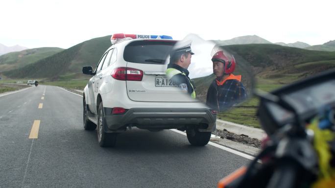 街道巷执勤 交警任务 交警警车 交警上岗