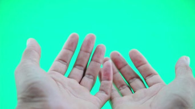 打开你的手的特写侧视图男人的手在绿屏背景上孤立的手男人拿着空打开的平手掌显示一些虚拟和不可见的东西