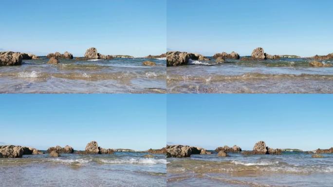 海浪在海滩和岩石上破碎。Pe ñ arronda海滩，寒武纪海。