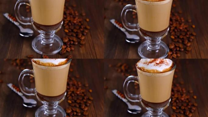 棕色背景上的咖啡拿铁咖啡，咖啡豆。高杯加奶油的冷咖啡