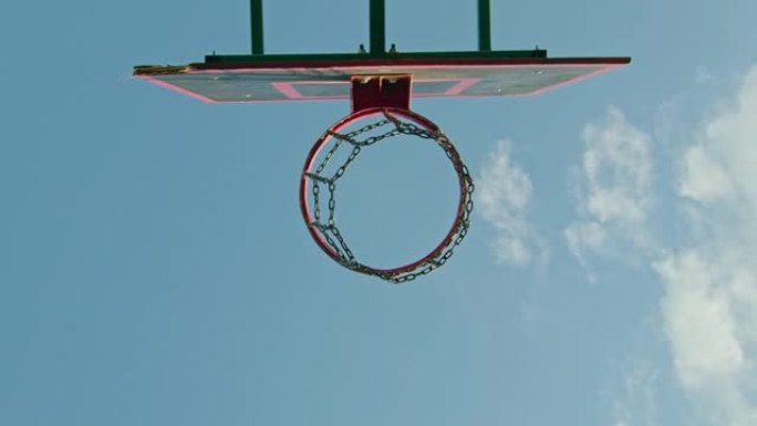 盖伊运动员在操场上用篮球训练，将球扔进环4k