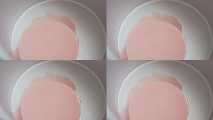 电暖器4k视频中粉色硬蜡蛋糕的融化