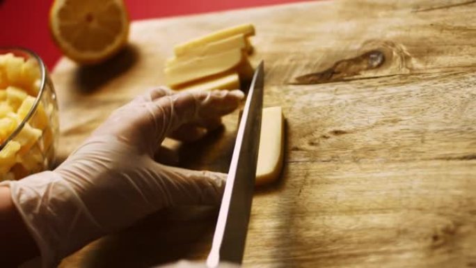 把奶酪切成碎片。配料Ladie的随想曲沙拉，形式为Ananas。4k视频配方