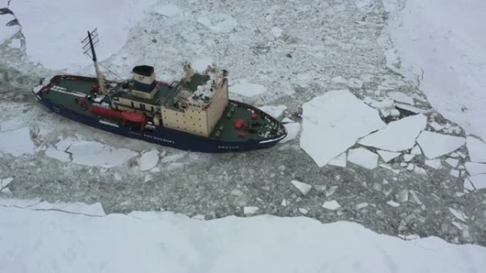 狄克逊号破冰船进入冰中。