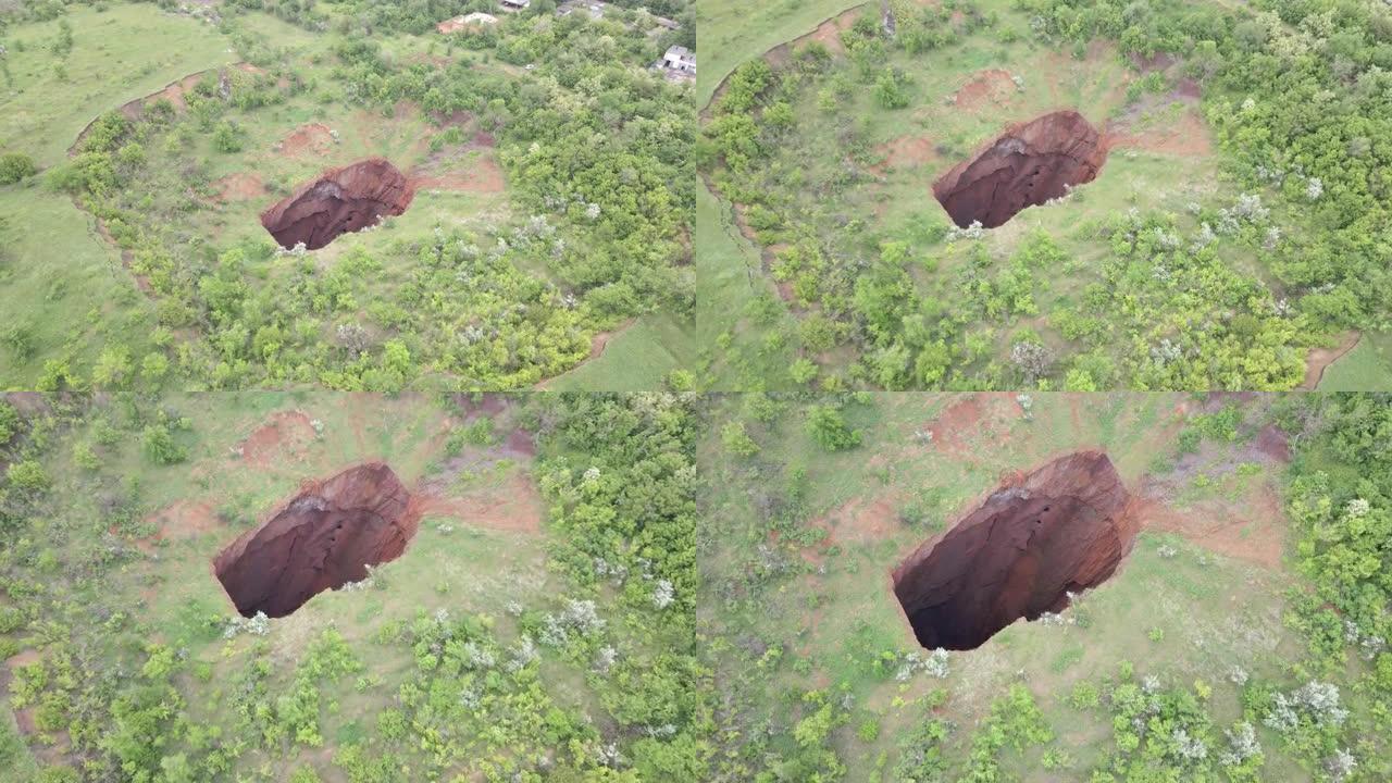 地面矿井坍塌的大洞