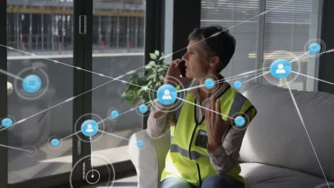 使用智能手机的女性工程师与图标连接网络的动画