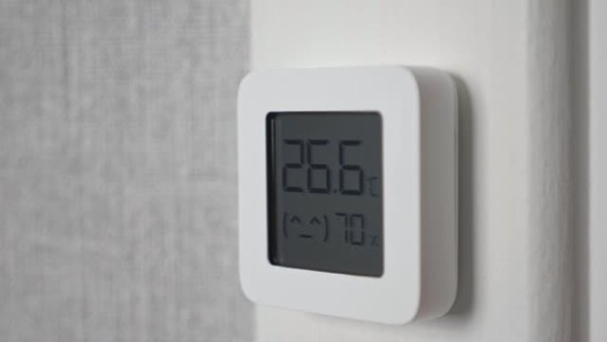 室内电子温度计显示温度和湿度