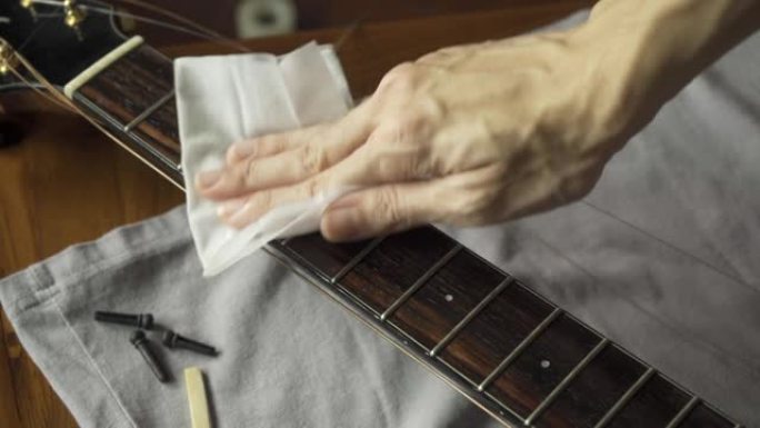 用吉他湿巾清洁吉他指板