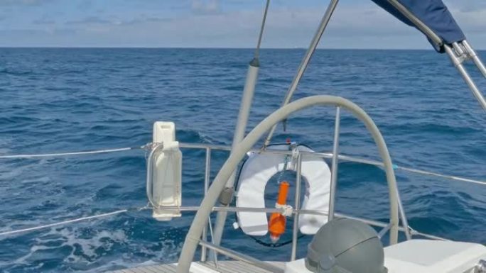 加勒比海有救生员的帆船船尾的安全和救援航海设备