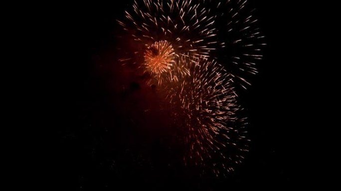 在7月4日独立日之前，烟花节上的深黑色背景天空上的真实烟花表演。美丽的烟火表演。4k慢动作100 f