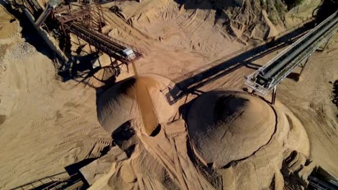 砂石破碎厂。露天矿附近建筑砂生产的鸟瞰图。