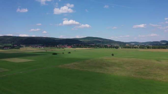 在黑森州和图林根州的Herleshausen，韦拉河和农业田的韦拉河谷景观