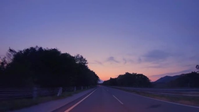 夕阳美丽的郊区路晚霞傍晚高速路路上拍摄