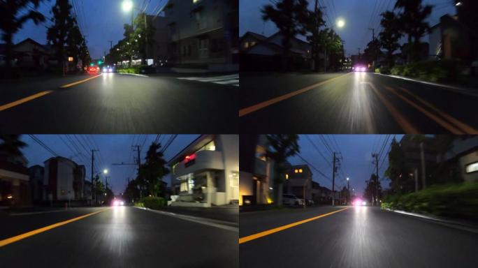 晚上开车穿过居民区。向后看