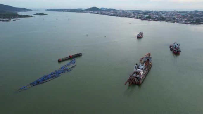 泰国宋卡传统渔船和港口的空中无人机俯视图