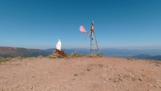 乌克兰亚辛尼亚-2020年9月16日: 德拉戈布拉特滑雪胜地的最高山峰，有一个上帝之母的形象。