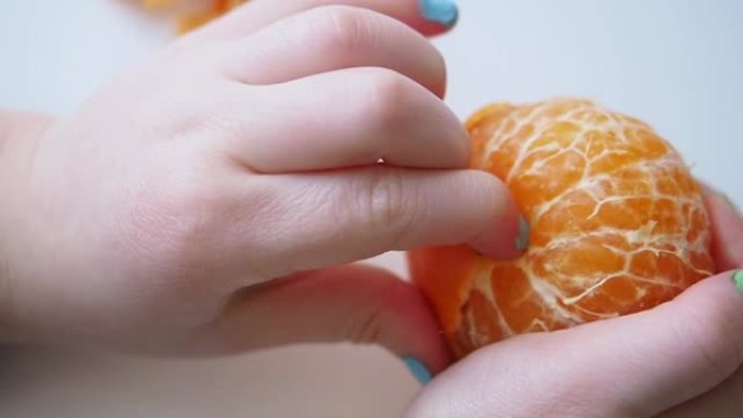 孩子的手净化了普通话的果皮，以提高免疫力。冠状病毒