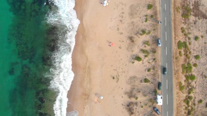 4k视频无人机视图汽车在海滩附近的道路上行驶