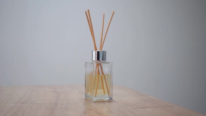 芳香疗法扩散器，家用香水概念，芦苇扩散器旋转背景视图。4k素材。