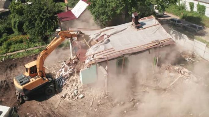 挖掘机铲斗拆除新建筑旧房屋，鸟瞰图。城市发展
