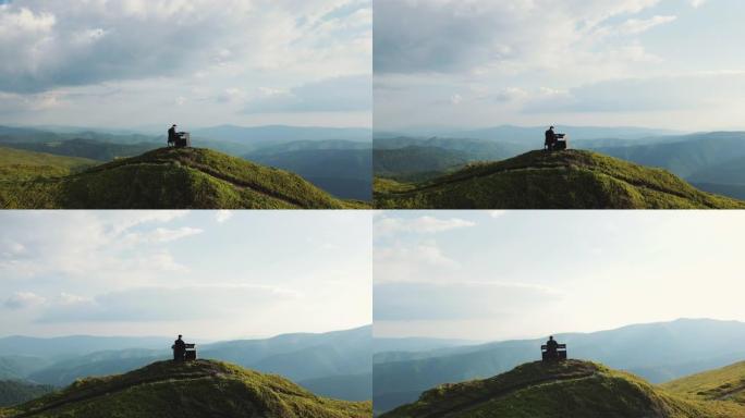 人的鸟瞰图两只手在大自然的三角钢琴上演奏柔和的古典音乐。钢琴家在山上用三角钢琴演奏。专业钢琴家。男子