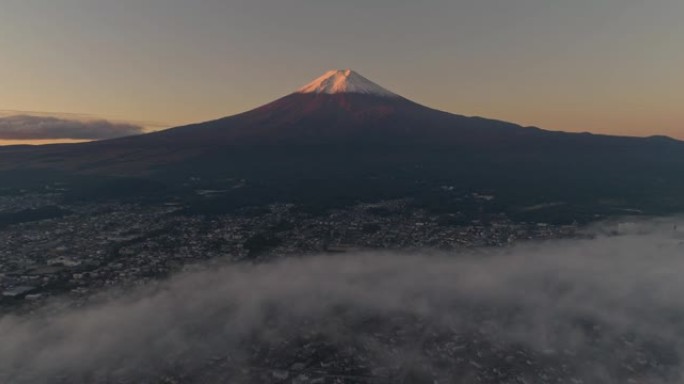 日本云海富士山美丽的日出