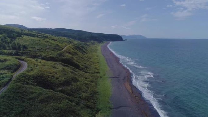 大海和山丘的空中全景。萨哈林岛