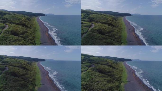 大海和山丘的空中全景。萨哈林岛