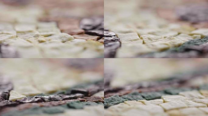瓷砖天然花岗岩马赛克的详细宏观照片。艺术工作室里彩色的小石砖马赛克。不同的景深。特写。慢动作准备59