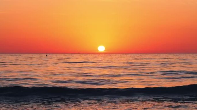 海洋海滩日出与五颜六色的天空云。太阳升起。空中海景。