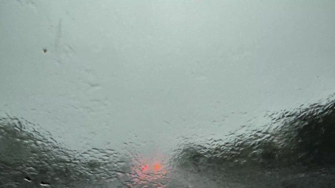 高速暴雨危险行驶