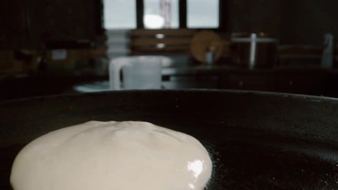 日本厨师将面团倒在热锅上，制成日本蛋奶酥蓬松煎饼