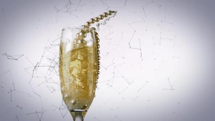 白色背景上珍珠项链掉入香槟杯的动画