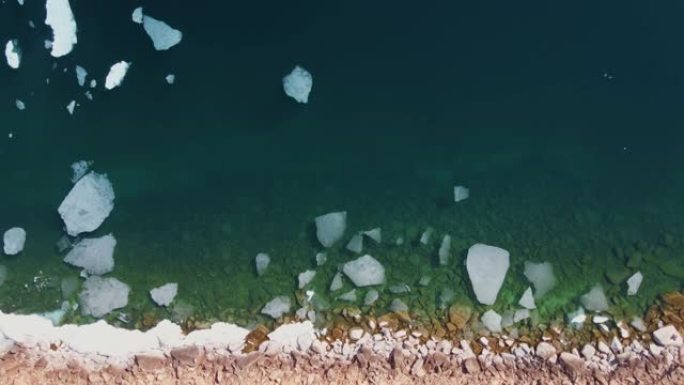 贝加尔湖畔的浮冰融化