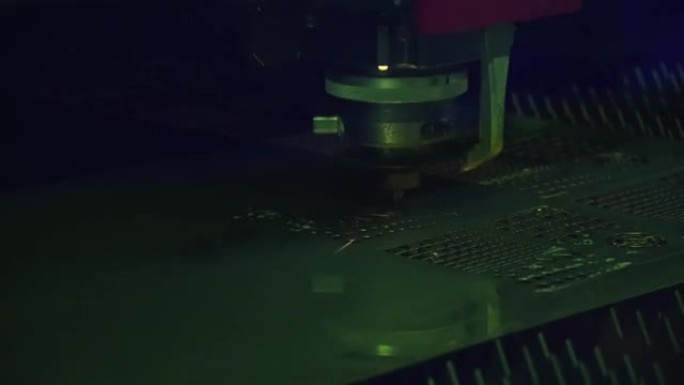 光纤激光切割机切割机切割金属板。