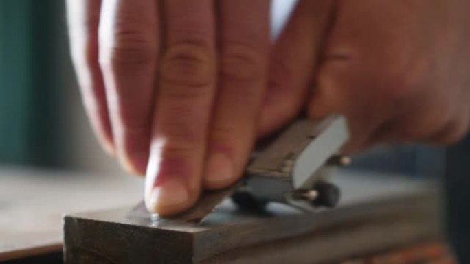 在研磨机上磨凿子。专业工具刃磨。木匠在雕刻木材之前先打磨凿子