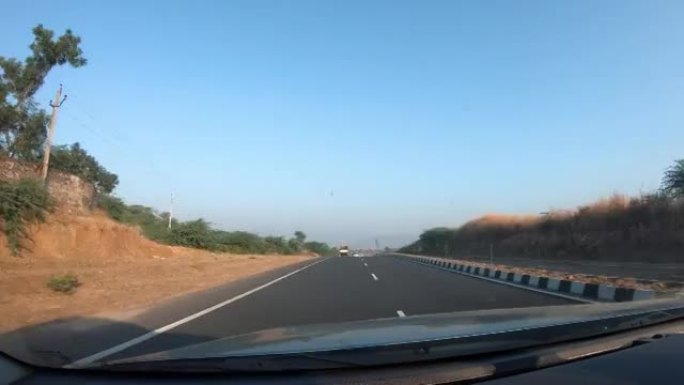 4k的观点Hyperlapse在印度古吉拉特邦农村地区包围的高速公路上行驶的时间流逝。汽车内部行车记