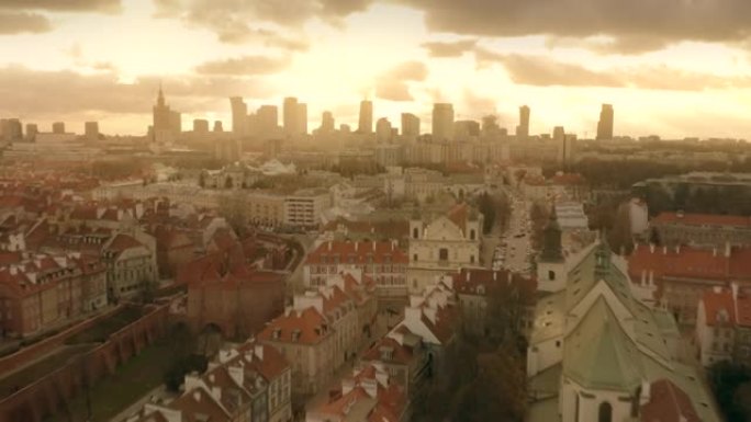 波兰前景中的华沙天际线和著名的老城区的鸟瞰图