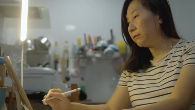 亚洲成年女性在新型冠状病毒肺炎期间在厨房进行视频会议，检疫生活方式概念。