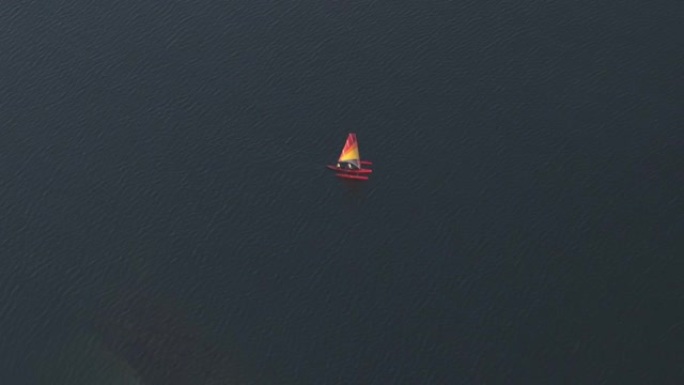 无人驾驶飞机在支腿帆船独木舟上拍摄了两个人