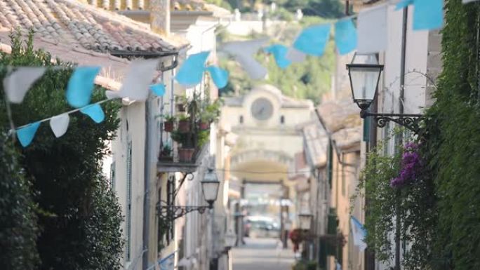 织物花彩在历史小镇Bracci的传统狭窄街道上随风移动