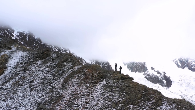 山上巡逻 上山巡查 深山峡谷 风雪中巡逻