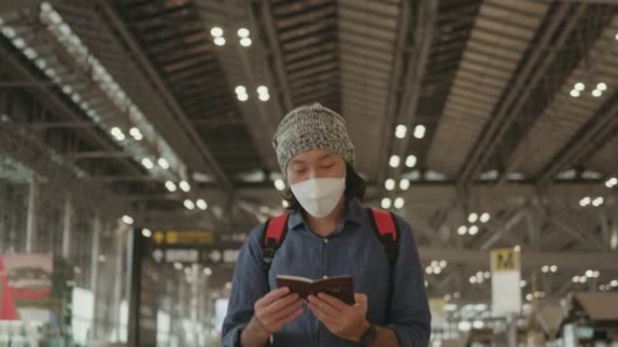 新常态在机场工作，戴着手术口罩在机场检查登机牌和护照度假旅行-股票视频