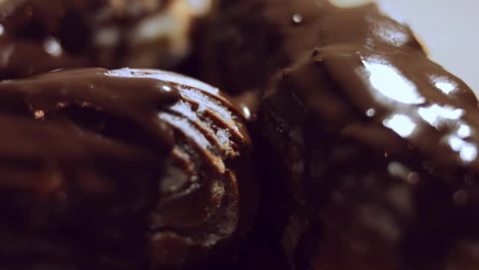 法国甜点-巧克力蛋糕。巧克力泡芙的宏观视图。4k视频。