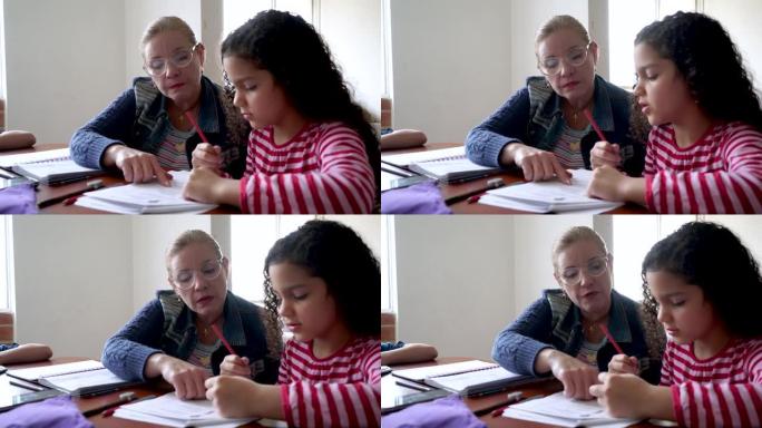 拉丁妈妈帮助女儿做作业
