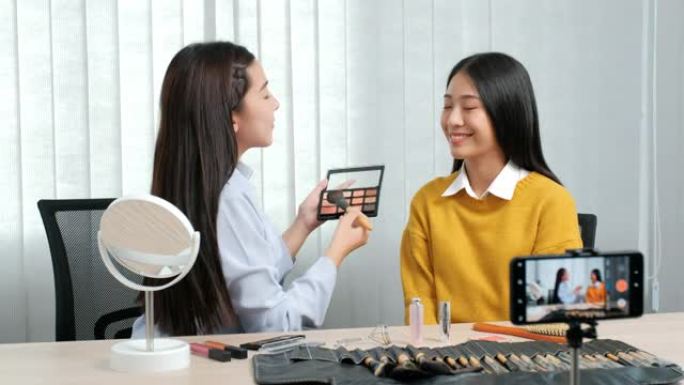 亚洲美容影响者录制视频日志在线广播与化妆化妆品在线影响者社交媒体概念直播病毒视频
