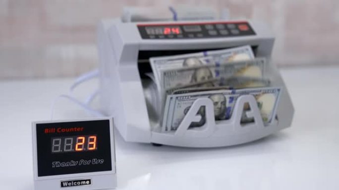 自动计算。桌子上的电子计数器。显示纸币计数金额的小型票据柜台装置。银行金融业务。