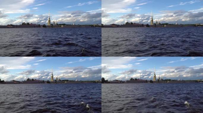 圣彼得堡，从彼得和保罗要塞上的涅瓦河上漂浮的小船上看