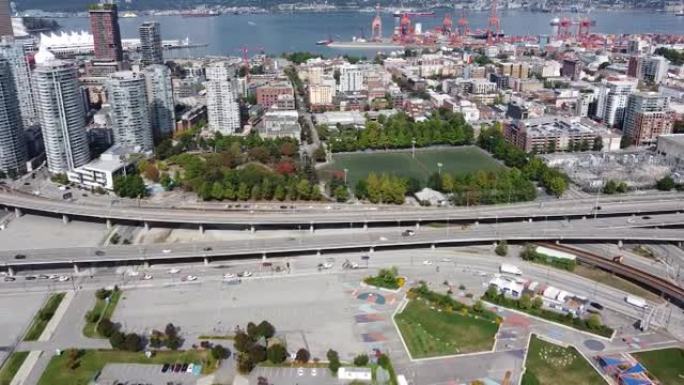 温哥华高速公路、港口、唐顿建筑和足球场的鸟瞰图
